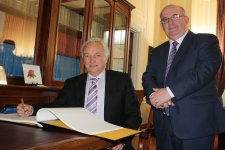 Mr Sean Rogers signed the Member’s Roll this morning in the presence of the Speaker, having replaced Ms Margaret Ritchie MP as a Member of the Assembly.