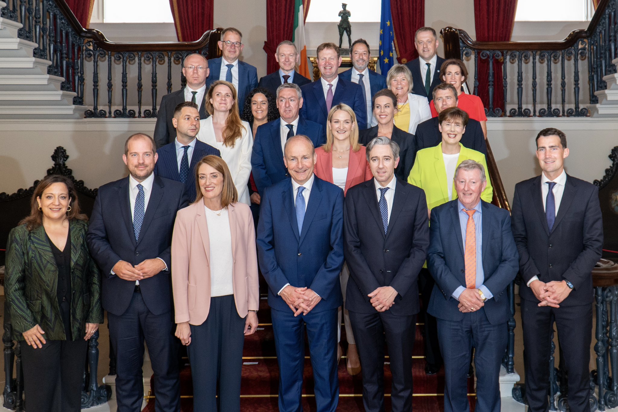 image shows  the President of the European Parliament, Roberta Metsola, and the Conference of Presidents in the European Parliament pictured with thehe Taoiseach Micheál Martin; the Tánaiste Simon Harris; the Minister for Foreign Affairs and Trade, Helen McEntee and; the Minister of State for European Affairs, Thomas Byrne and others. The picture is taken on a staircase.  