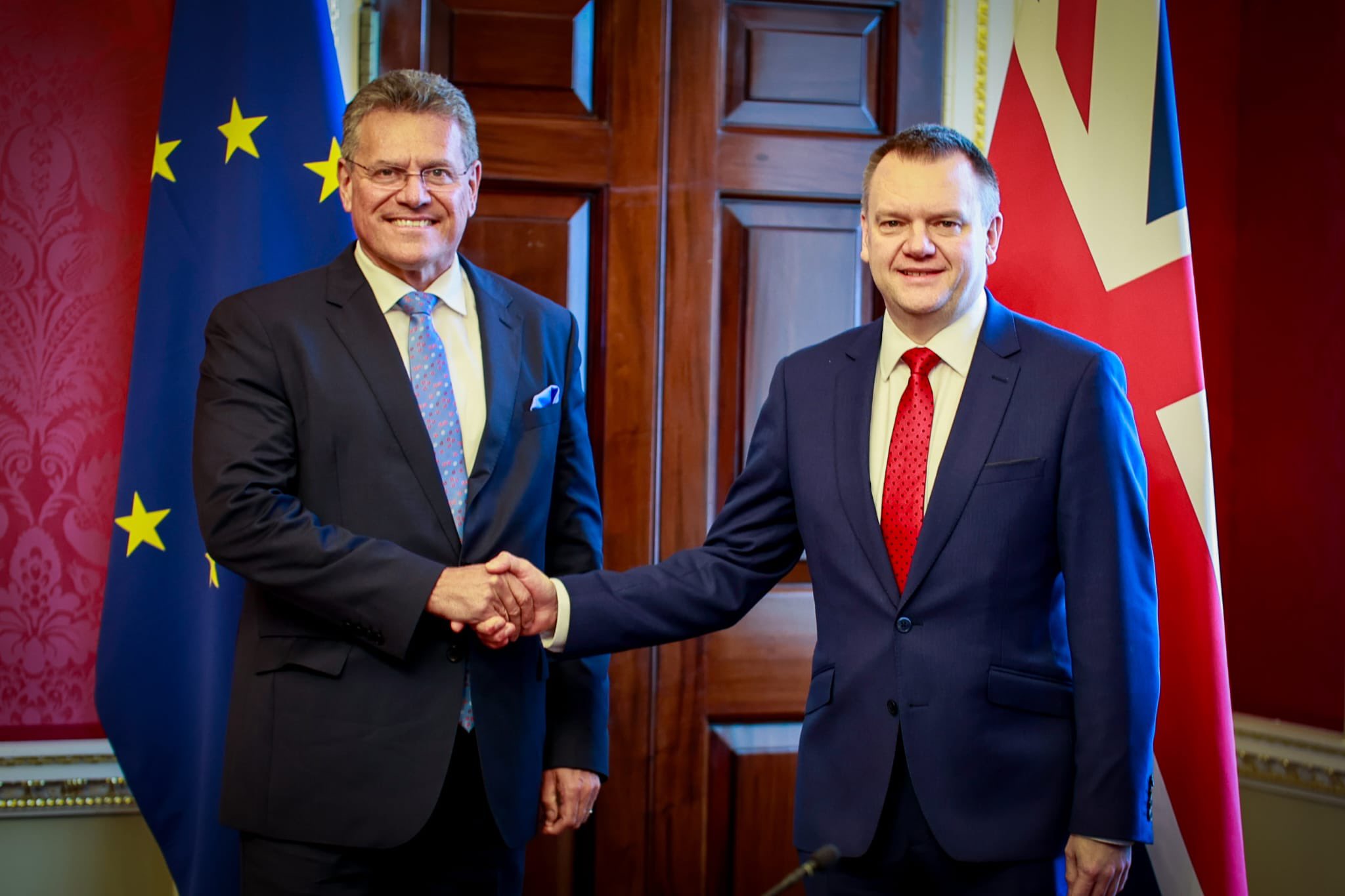 image of UK Minister for the Cabinet Office Nick Thomas-Symonds and the European Commissioner, Maroš Šefčovič pictured standing in front of the European and Union Jack flags.